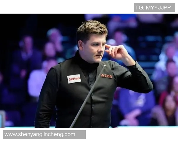 足球明星勇敢面对癌症挑战剃光头展现坚强意志与希望